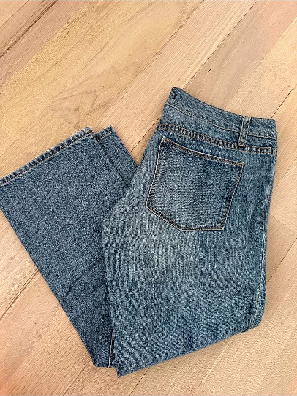 GAP Women's Straight-Leg Jeans in Light/Medium Blue Wash VINTAGE LOW RISE